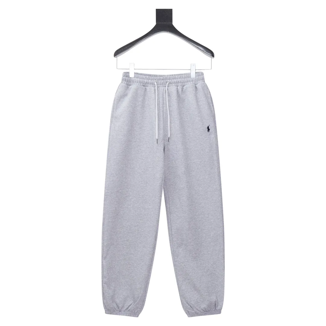 P180 model number Y560 Ralph Lauren Ralph Lauren suit sweatpants. Pure cotton with anti-static treatment. No dust, no loose hair. The elastic waist is used with a drawstring. Very friendly to the figure. The cotton is comfortable and soft. The upper body is casual and free. Regular beveled double pockets on both sides. The white brand logo on the left leg of the trouser leg collides with the black of the pants. Although it is small, it is quite recognizable. The brand adds a young and fashionable atmosphere to the original sense of luxury. It can be called a cold-proof weapon. A simple base layer is enough to withstand the severe cold and make it more fluffy and warm. Color: Gray SIZE: S-XL